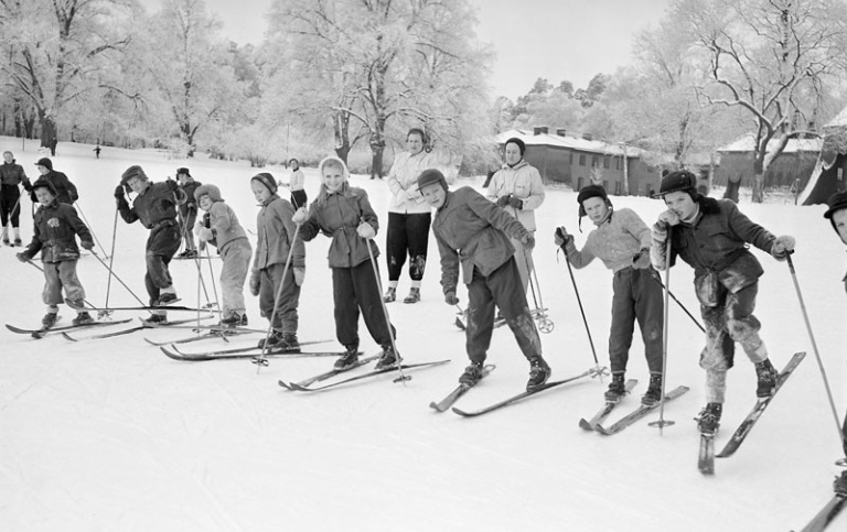 Barn åker skidor i Hagaparken 1953