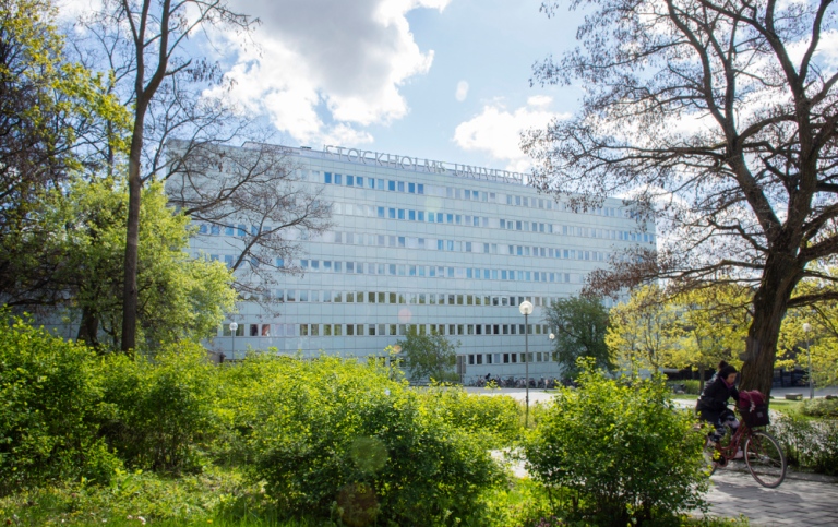 Södra huset inbäddad i försommargrönska