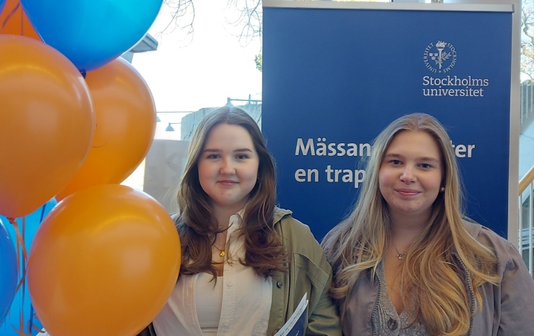 Emma Feldhofer och Gabriella Stallard på Öppet hus.